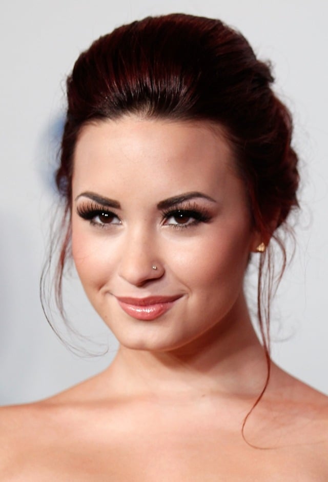 Demi-Lovato-hochgestecktes-Haar-falsche-Wimpern-Nasenpiercing