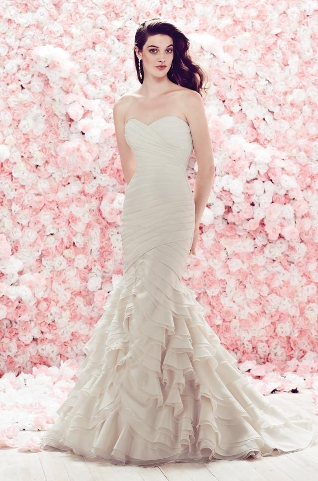 herzförmiger-Ausschnitt-Kleid-drapier-Rüschen-weibliche-Konturen-Mode-Braut
