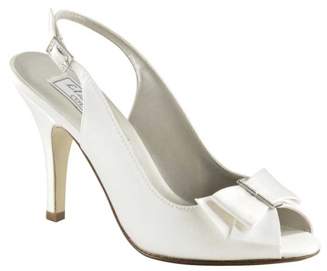 hohe-sandaletten-weiß-satin-schlichtes-Design-Brautschuhe-Mode
