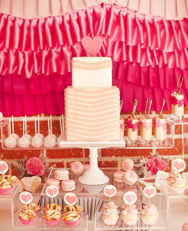 ideen-babyparty-maedchen-torte-rosa-weiss-cupcakes-maccarons