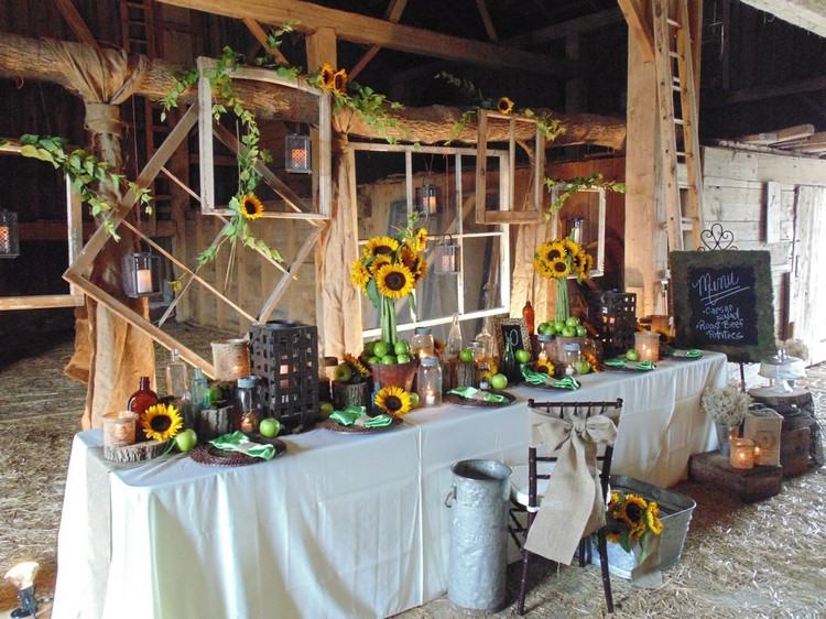 Ideen für Hochzeitsdeko landhausstil-langer-tisch-gruene-aepfel-sonenblumen-kerzenhalter