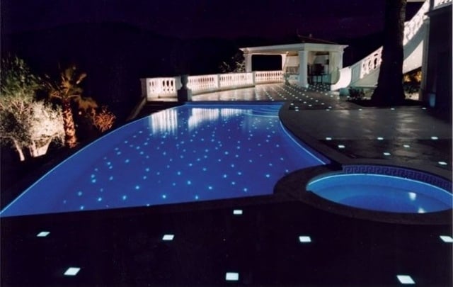 infinity-pool-boden-leuchten-eingebaut-Spotlights-gestaltung-außenbereich-ideen