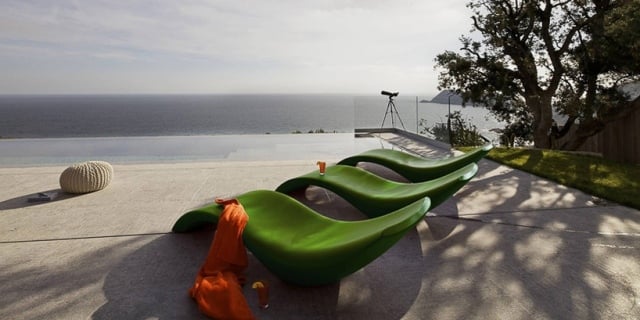 infinity-pool-terrasse-gruene-designer-sonnenliegen