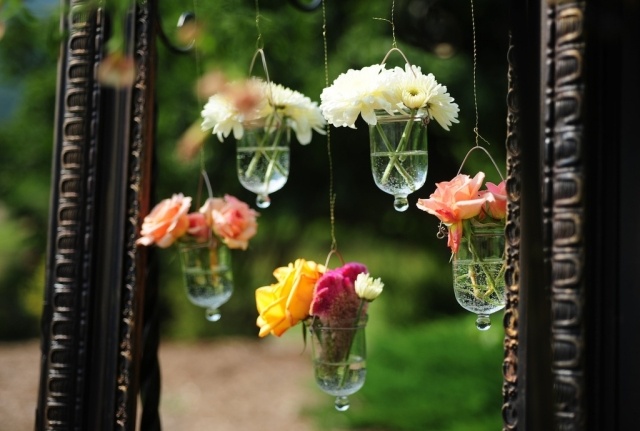 interessante-idee-hängende-vasen-rosen-draußen