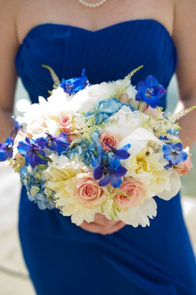 Hochzeitsmode jungfern-blaues kleid-blumenstrauß dezent blaue-blüten eng gebunden