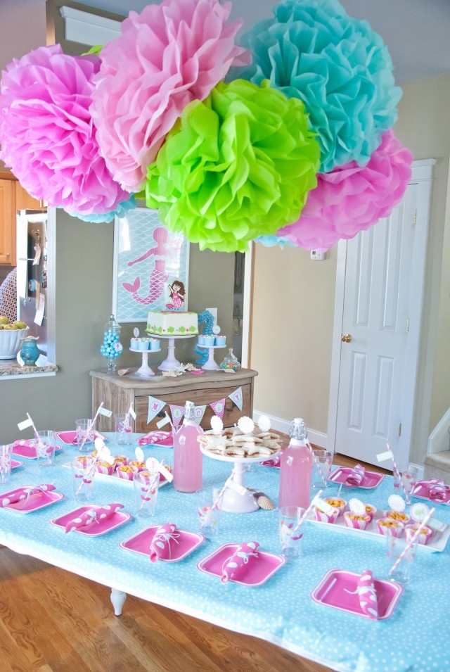 kindegeburtstag feiern haus-dekorieren-rosa-blau-meerjungfrau-torte