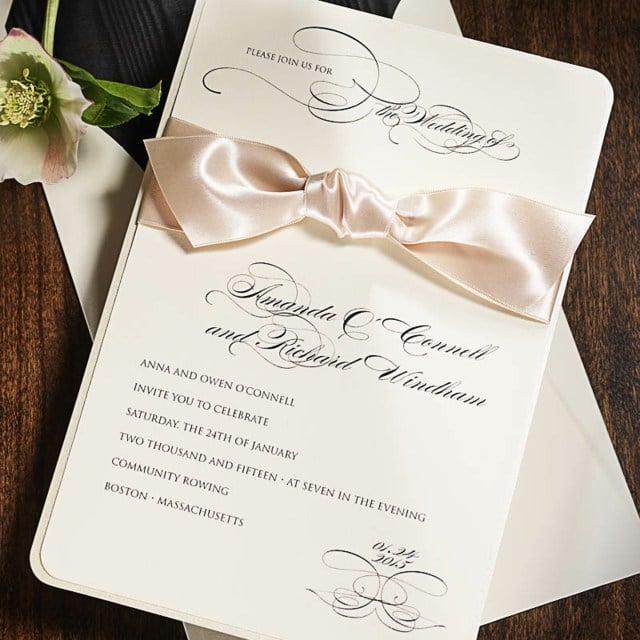 klassische Hochzeitseinladung Ideen Schrift creme Farbe Papier rosa Satinband