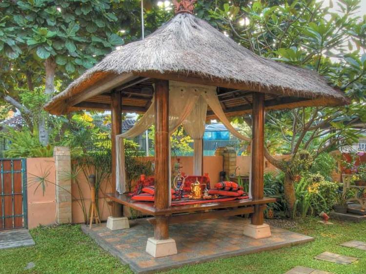 kleinen-hinterhof-lounge-tropisch-stil-ueberdachung-moskitonetz