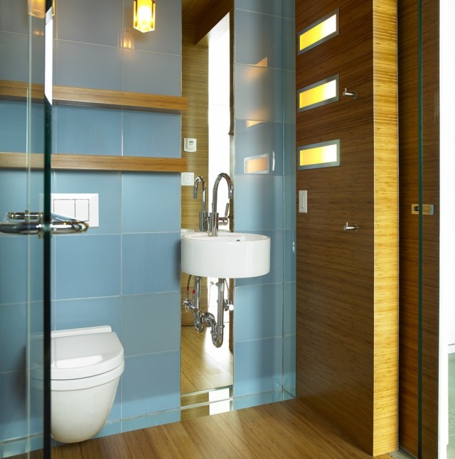 kleines-badezimmer-einrichten-blaue-wandfliesen-spiegel-Waschbecken