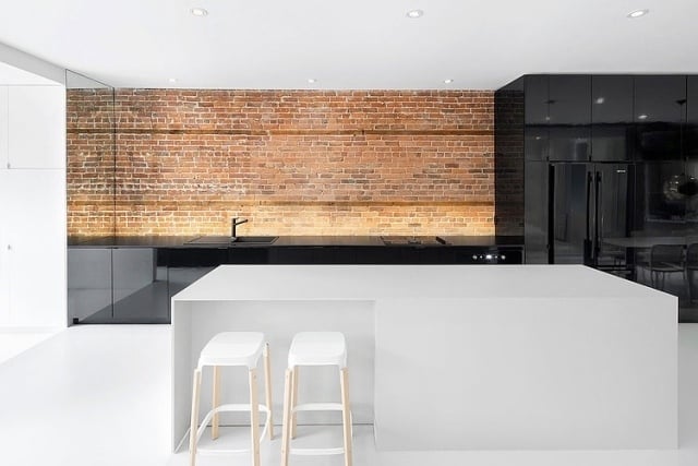 küchenruckwand backstein kontrast hochglanz schwarze schränke