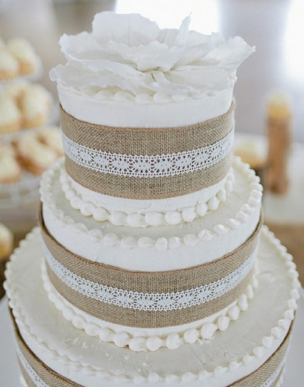 Hochzeitstorte dekoriert Perlen Zucker weißer Überzug