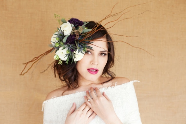 trendige-Mode-Brautfrisur-Hochzeitskleid-frische-Blumen-als-Haarschmuck
