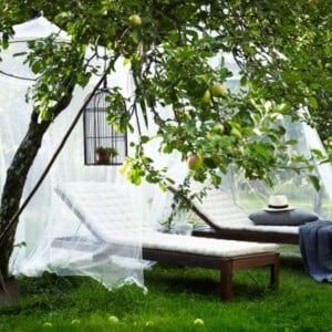 liegestuhl selber bauen romantik moskitonetz weiss garten baum