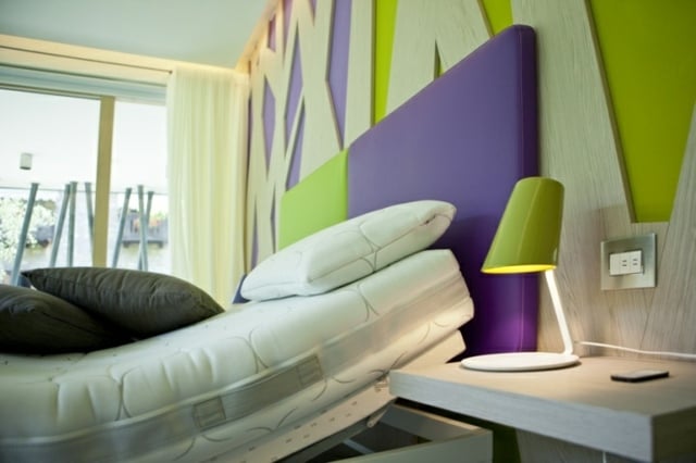Bett Kopfteil limettengrün lila Farbe Wandgestaltung