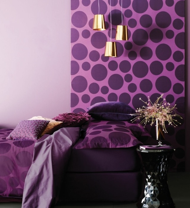 Doppelbett Beistelltisch Bettdecken Lavendel
