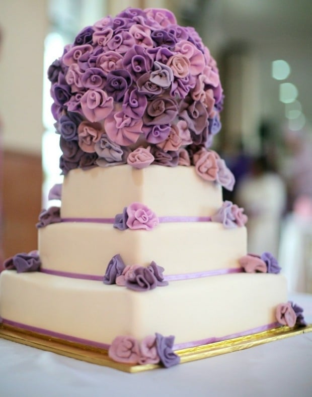 lila Torte Zuckerblumen Hochzeit Kuchen 