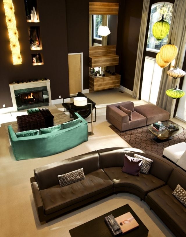 luxuriose-wohnzimmereinrichtung-braune-moebel-wandfarbe-tuerkisgruenes-sofa-akzent