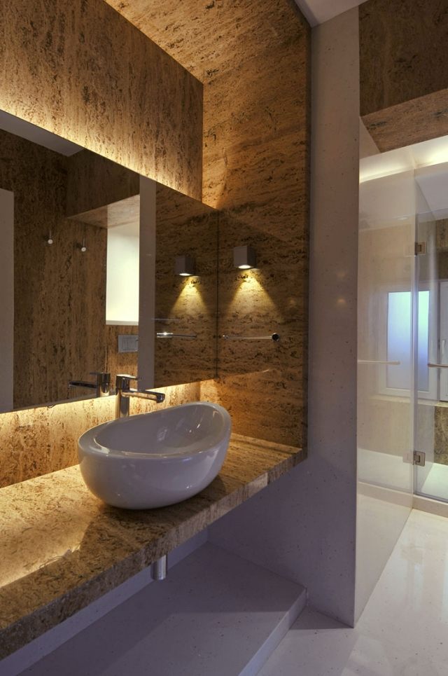 luxus-badezimmer-marmor-braun-runder-waschbecken-aufsatz-hinterbeleuchtung