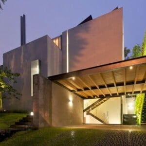 luxus-villa erhöhte lage-massive betonfassade-überdachter Stellplatz