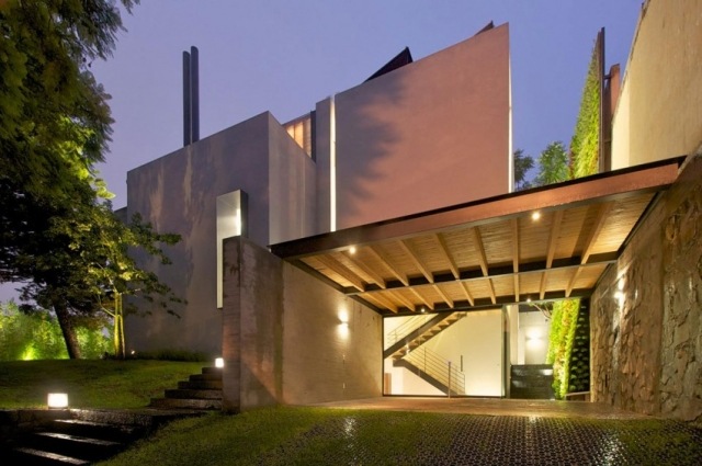 luxus-villa erhöhte lage-massive betonfassade-überdachter Stellplatz