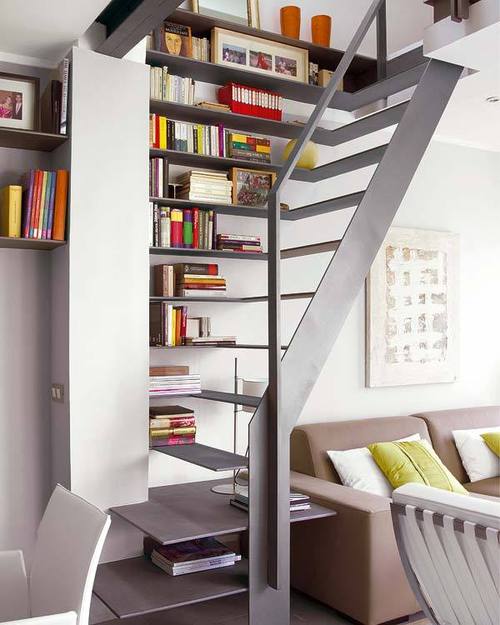 metall-treppe-stufen-buecherregale-dienen moderne Wohnungsgestaltung