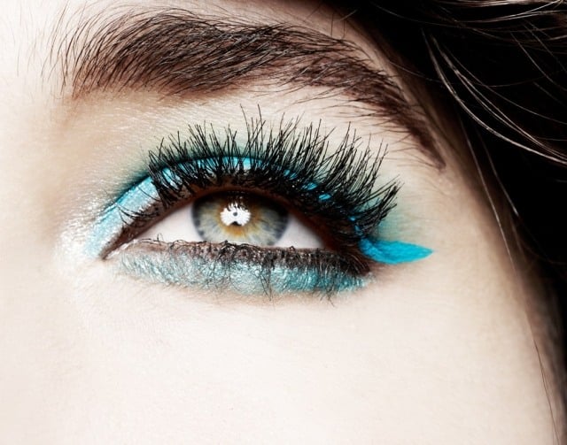 metallic-schillernd-türkises-Augen-Make-up-Mega-Retro-Trend-Ideen