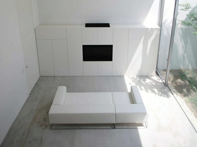 Wohnzimmer einrichten weiß Sofa tiefe Sitzfläche Wandregal Hochzglanz Fronten