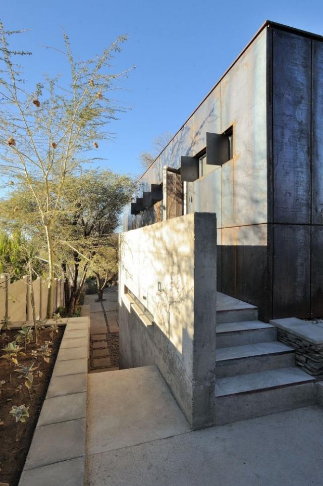 minimalistisches-Haus-Metall-Verkleidete-Fassade-Beton-Außentreppen