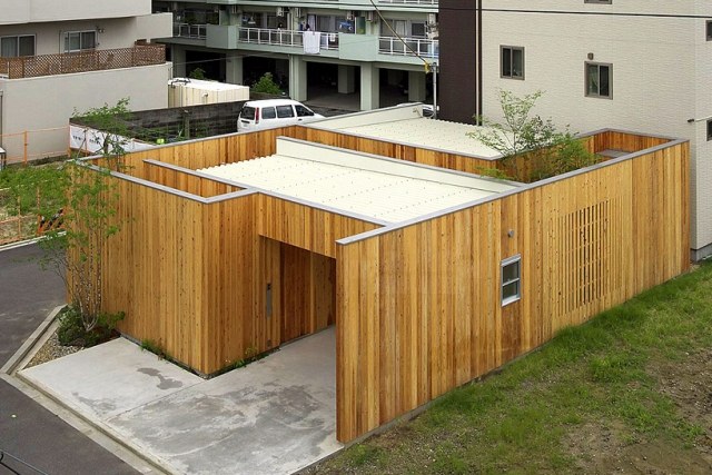 minimalistisches-haus-umgeben-von-mehrgeschossigen-Wohngebäuden-arbol-design