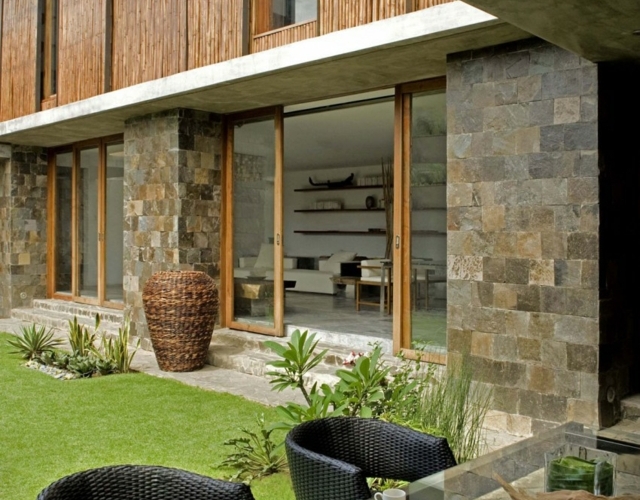 moderne Haus Fassade Bambus Naturstein Glastisch Rattan Möbel