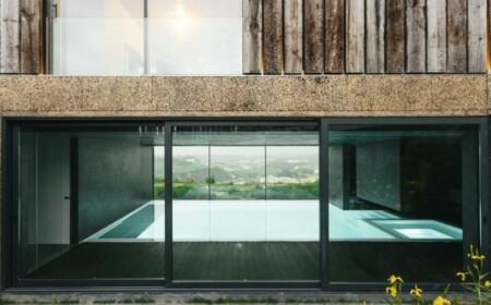 moderne Innenarchitektur Pool Betonwände Glas Fassade schöner Blick zum Garten