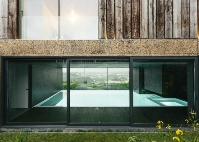 Pool Betonwände Glas Fassade schöner Blick zum Garten