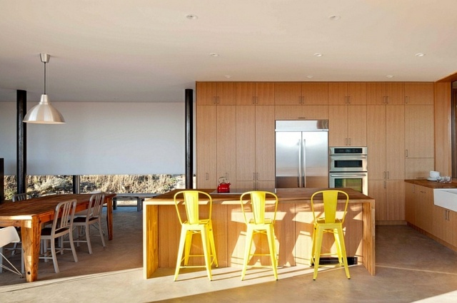 Fronten-drei-Stühle-gelbe-Farbe-Kochinsel-Eckküche