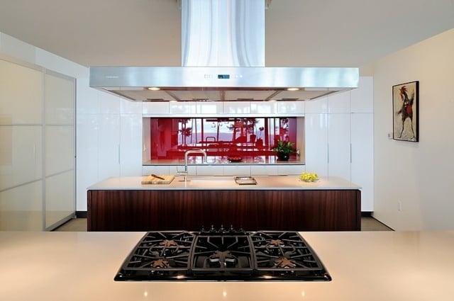Kochinsel Holz Stahltheke rote Küchenrückwand weiße Einbauküche