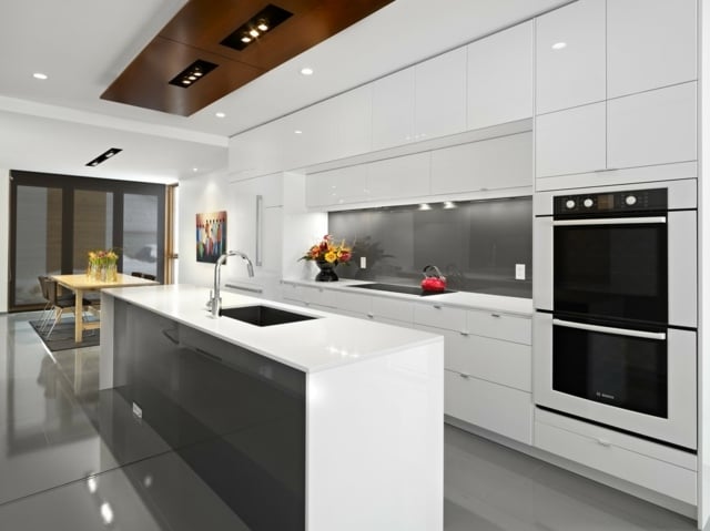 Küche neutrale Farben weiß grau Küchenwand Glas