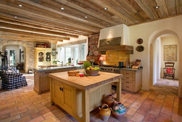 moderne-küche-im-Landhausstil-natürliche-Materialien-Terrakotta-naturbelassenes-Holz-geölt-Stein