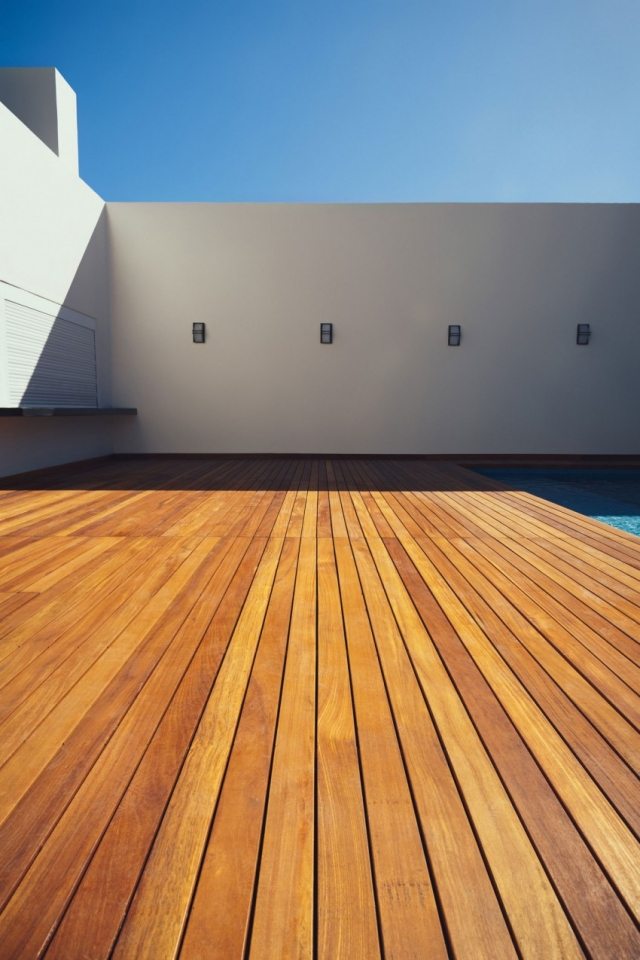 moderne-residenz-minimalistischer-Stil-Holzdeck-mit-pool