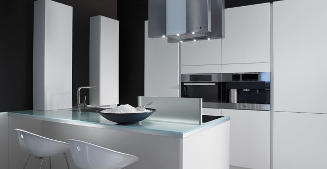moderne schröder küchen grifflos-minimalistisch-weiss-matt-glas-arbeitsplatte