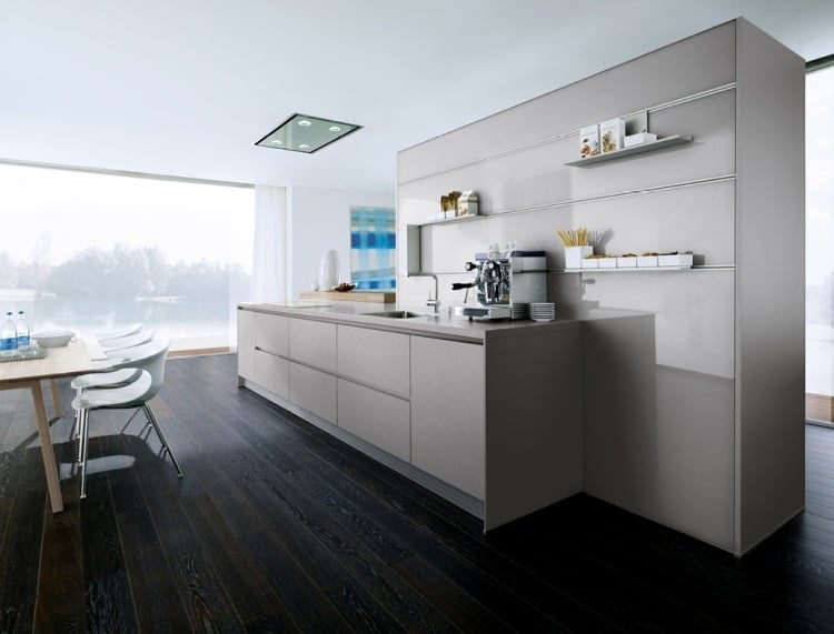 moderne-schroder-kuchen-weiss-minimalistisch-hochglanz-essplatz-fussboden-dunkel