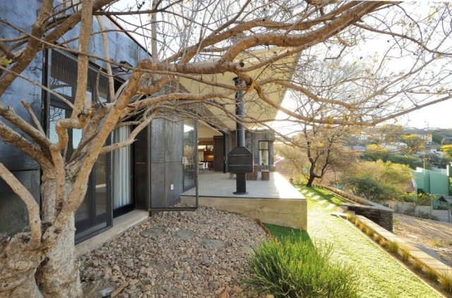 moderne-villa-namibia-zwischen-akazien-gelegen-fensterfront