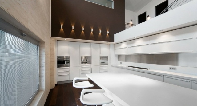 minimalistische-Küche-Edelstahl-Griffe-Einbau-Leuchten