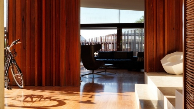 modernes-Haus-Holz-Boden-Wandgestaltung-offener-Wohnraum-Loft-Stil