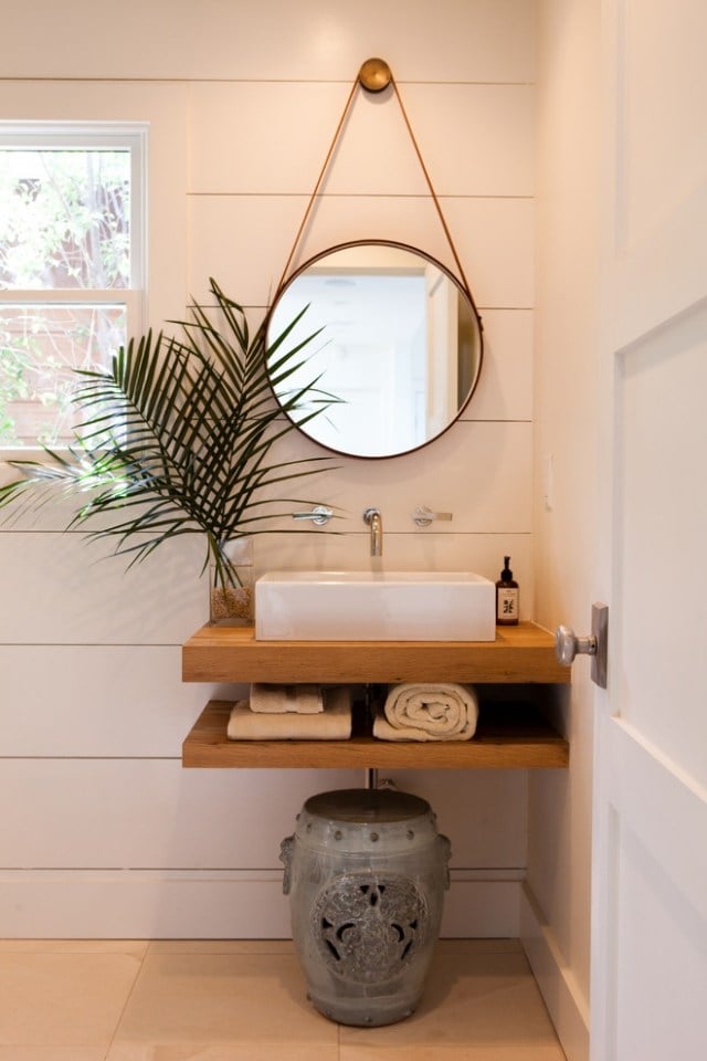 modernes-bad-asiatisch-inspiriert-Waschbeckentisch-Holz-Handtücher-Wandspiegel