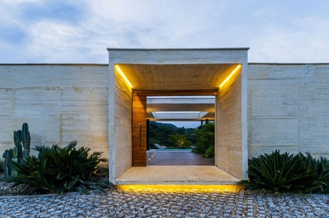 modernes flachdachhaus beton-eingang-beleuchtung-schiebetuer