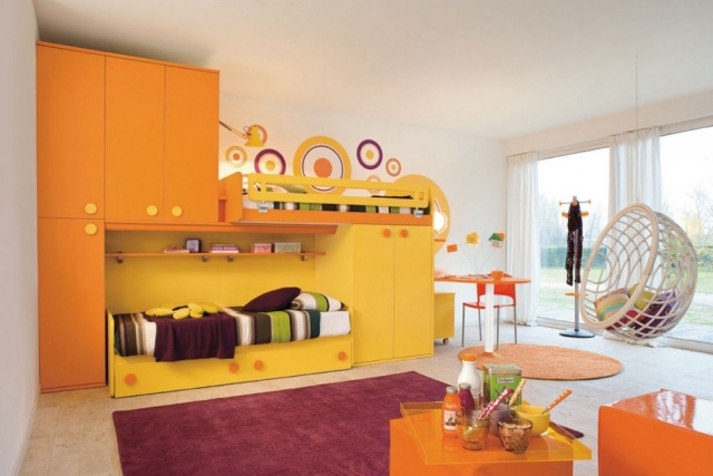 modernes-jugendzimmer-mädchen-orange-rot-kleiderschrank-hängesessel