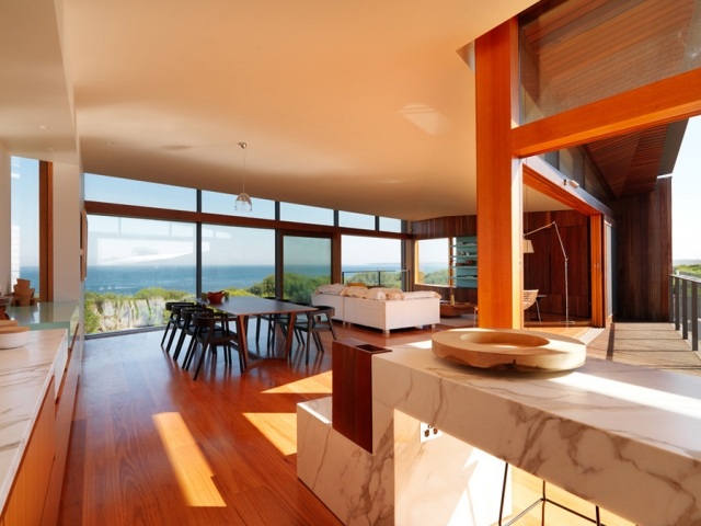 modernes-küstenhaus-loft-stil-wohnraum-marmor-küchentheke-verglaste-front
