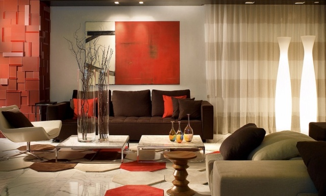 modernes-wohnzimmer-rot-braun-beige-kombination-moebel-deko
