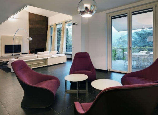 modernes-wohnzimmer-sitzgruppe-sessel-polsterung-purpur-nuancen-2014-trends