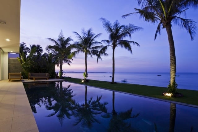 nachtbeleuchtung-infinity-pool-luxus-ferienvillen-palmen