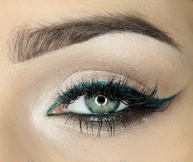 natürliches-augen-make-up-grün-eyeliner-leicht-schimmernde-lidschatten